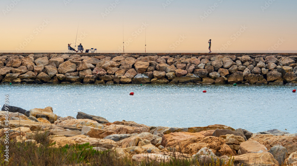 Siluetas de pescadores en el embarcadero Siluetas de pescadores en el embarcadero