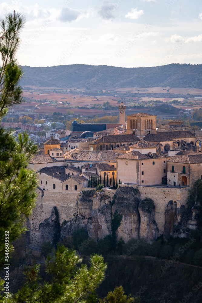 Centro histórico y alrededores de la ciudad de Cuenca visto desde mirador, España