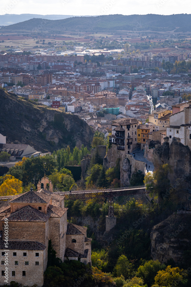 Casas colgantes de la ciudad de Cuenca vista desde el mirador, España