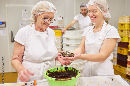 Bäcker Frauen Team beim Backen von Madeleine Keksen photo