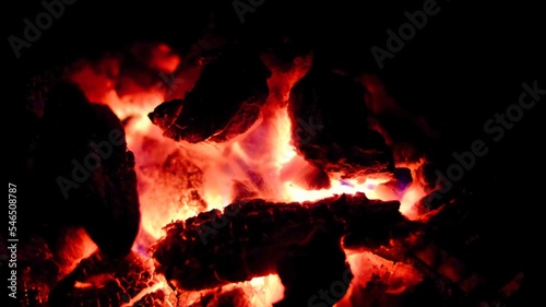 木炭を燃やしてキャンプをする