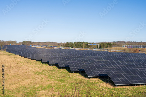 Schleswig-Holstein, Deutschland, März 2022 Photovoltaikanlage zur Stromerzeugung am Rande einer Autobahn