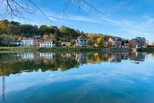 Foto View of the historic town of Dinant with scenic River Meuse in Belgium