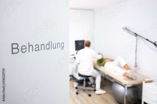 Arzt führt bei einer Frau eine Ultraschalluntersuchung durch