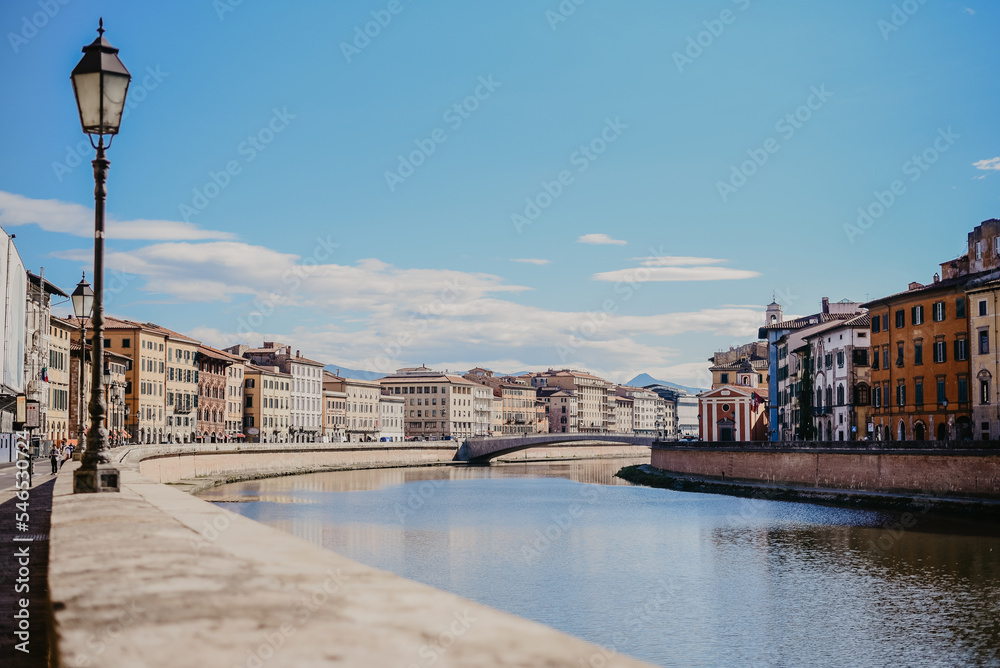 Fototapeta premium Uroki włoskiego miasta Piza w Toskanii. 