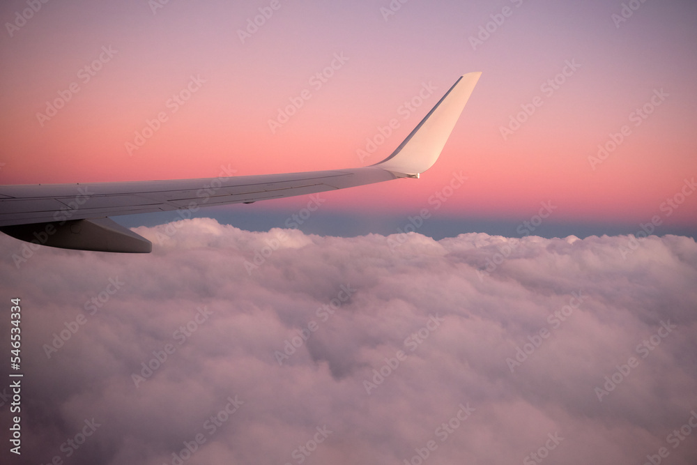 Widok z okna na skrzydło samolotu nad chmurami - obrazy, fototapety, plakaty 