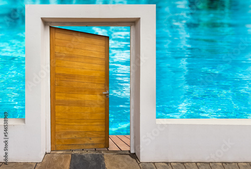 Porte ouverte sur piscine intérieure  © Unclesam