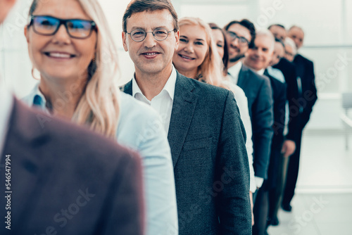 Obraz na płótnie close up. group of happy employees standing in the office. w salonie