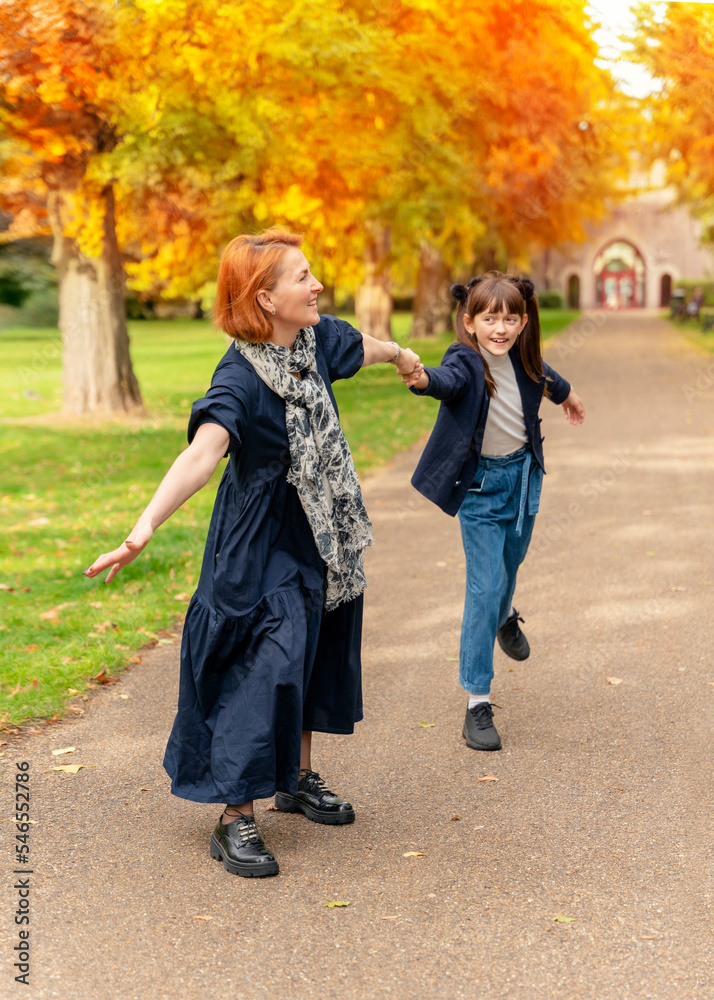 Obraz premium daughter and mother having fun in autumn park