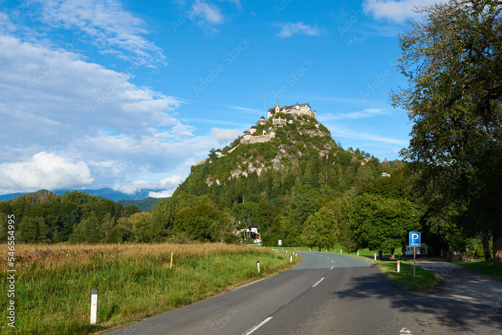 Fototapeta premium Burg Hochosterwitz in Kärnten am Abend im Herbst