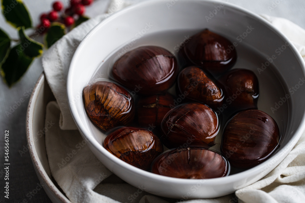 Foto de Step by step process of making roasted chestnuts. Chestnuts