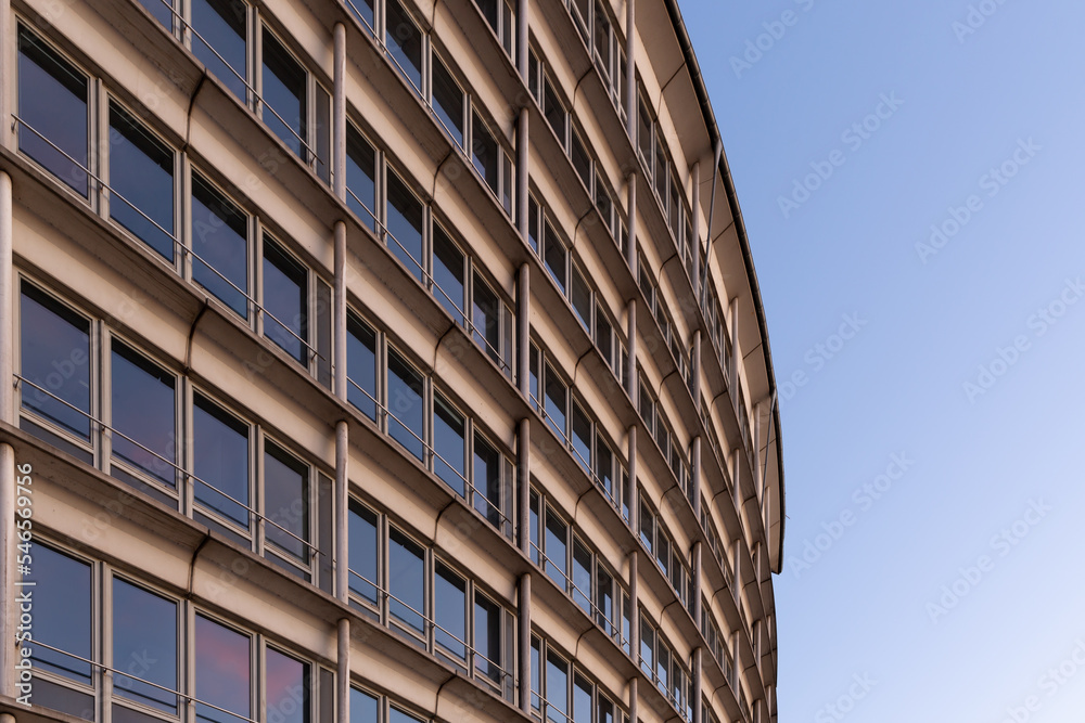 Fenster einer spitz zulaufenden Fassade Fenster einer spitz zulaufenden Fassade