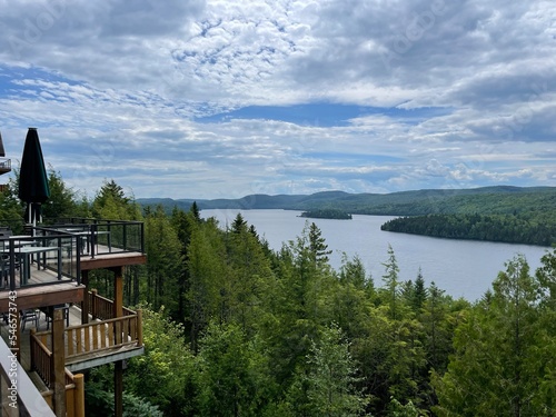 Vue depuis un hotel sur un fleuve dans la nature