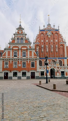 Walk along the Town Hall Square in the city of Riga on a spring day. House of the Blackheads in a square with a striking facade. Roland's Skupura in the center of a stone square with paving stones. La photo