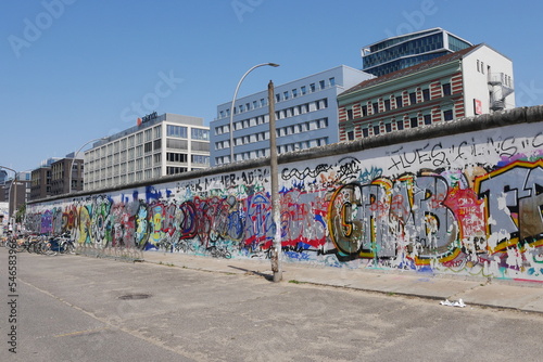 Berliner Mauer an der East-Side-Gallery in Berlin photo
