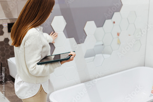 Canvastavla A woman specialist with a tablet checks the quality of work performed and compli