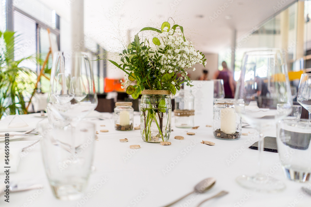 Tisch dekoriert zur Hochzeit