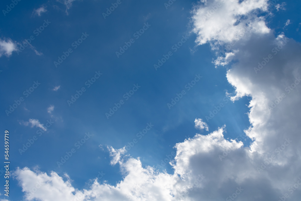 Obraz premium 青空と雲と太陽の光