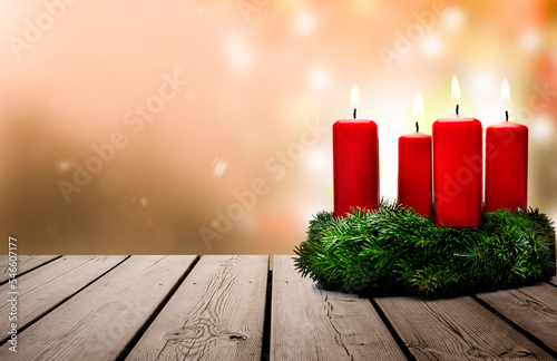 Gemütliche Weihnachtsstimmung mit Kerzenlicht