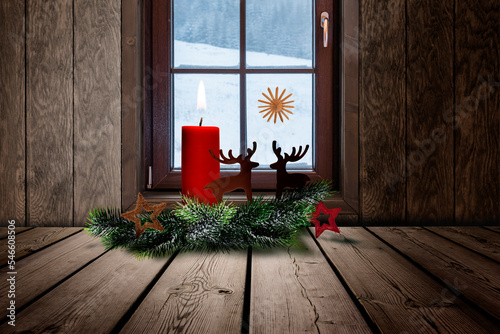 Geöffnetes Fenster an Weihnachten mit Weihnachtsbaum