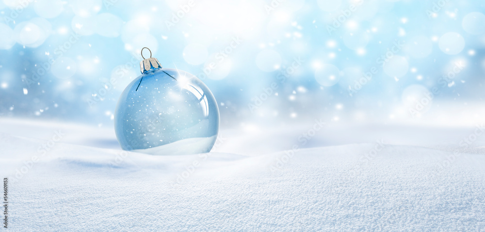 Poster, Print Durchsichtige Weihnachtskugel aus Glas im Schnee, 40x20 cm