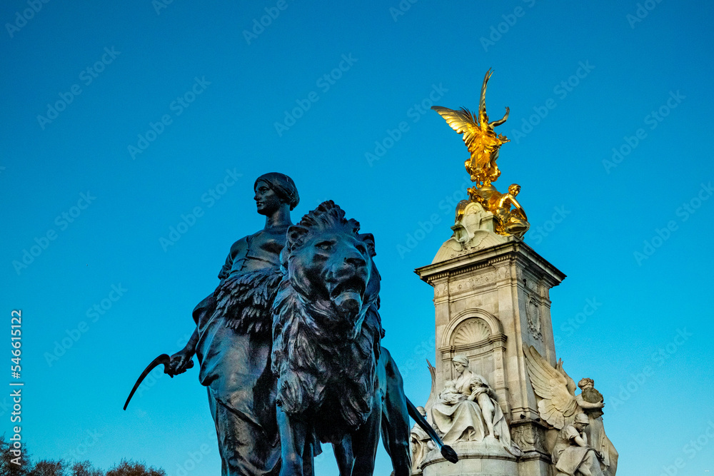 Fototapeta premium Queen Victoria Memorial in front of Buckingham Palace, London, England