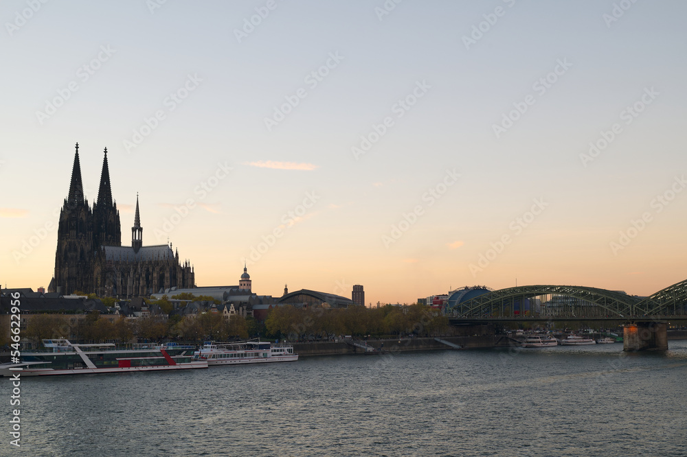 Kölner Dom am Rhein nach Sonnenuntergang im November 2022