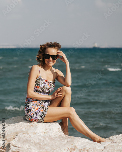 Portret kobiety nad brzegiem morza w Larnace, Cypr