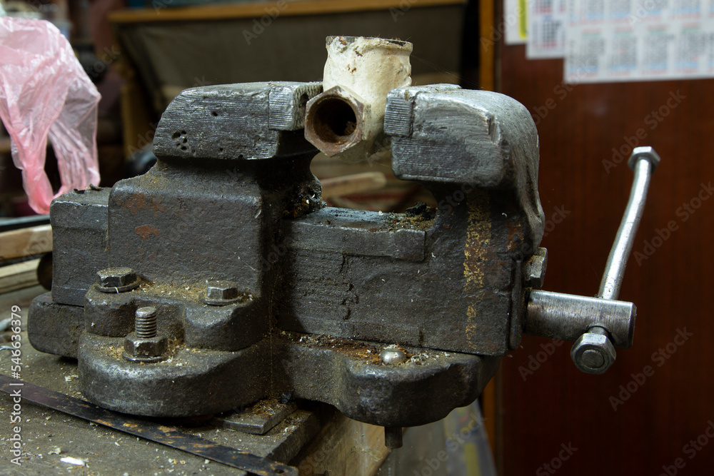 Ταπετσαρία Old metal vise with a clamped piece of pipe close-up