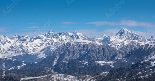 Panoramasicht auf schneebedeckte Berge in den italienischen Dolomiten an einem sonnigen Wintertag