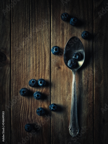 blaubeeren mit silberlöffel