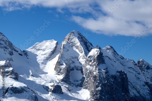 Blick auf den Gipfel des Gran Vernel in den italienischen Dolomiten an einem sonnigem Wintertag