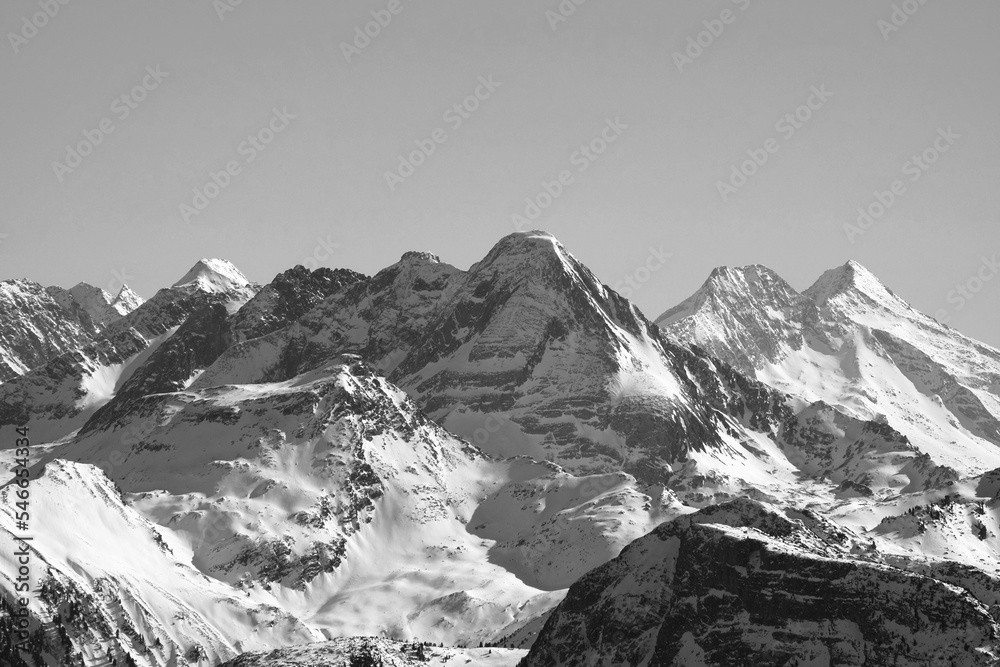 Winterliche Berglandschaft in den Tiroler Alpen bei klarem Himmel