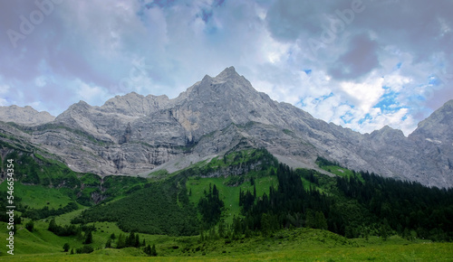 Spritzkarspitze im Karwendel-Gebirge vom Ahornboden in der Eng in den österreichischen Alpen aus gesehen