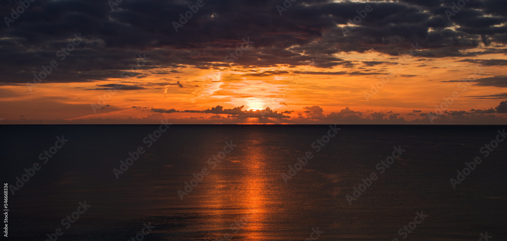 Fototapeta premium Golden Seaside Sunset