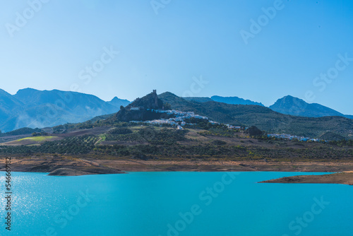 Zahara de la Sierra is nestled at the foot of the Sierra del Jaral, on a hilltop surrounded by the turquoise waters of the reservoir.