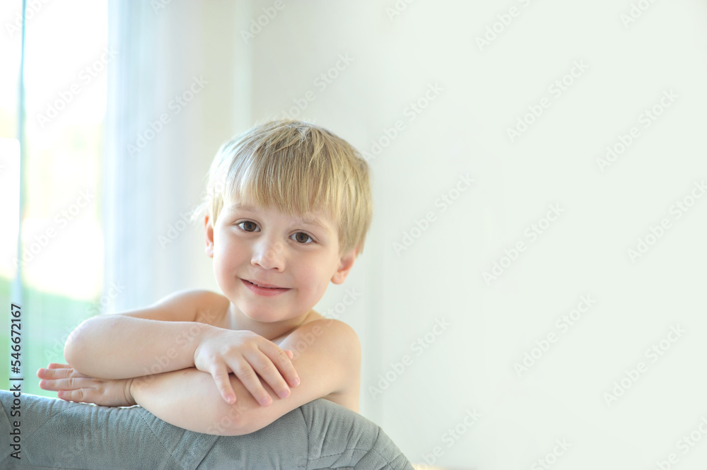 menino expressões feliciade brincadeira de criança 