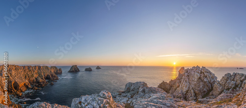 Foto Panorama of the coastline at Pointe de Pen-Hir during sunset and moon on the sky
