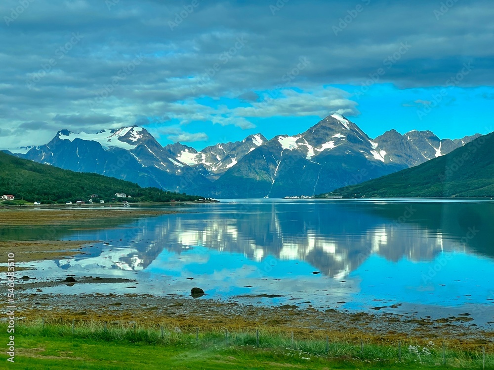 Fototapeta premium lake and mountains