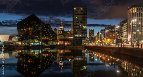 Obraz na płótnie Office buildings in Liverpool, image captured at sunrise in the city center downtown docklands w salonie