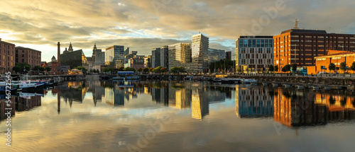 Obraz na płótnie Royal Albert Dock, the Liverpool landmark, image captured at sunset in the city center downtown docklands w salonie