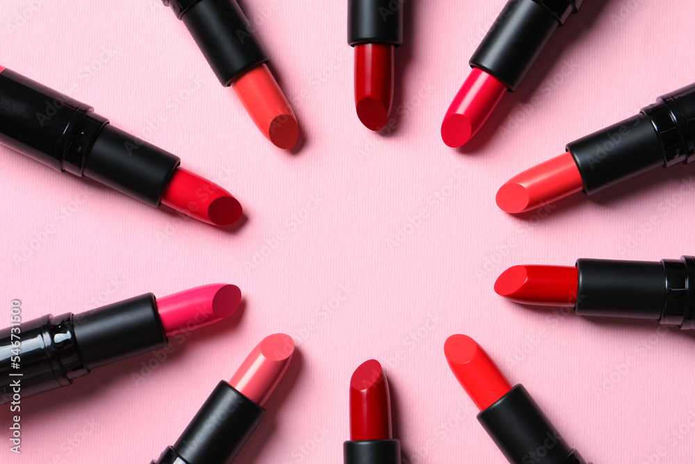 Obraz premium Frame of bright lipsticks on pink background, flat lay. Space for text
