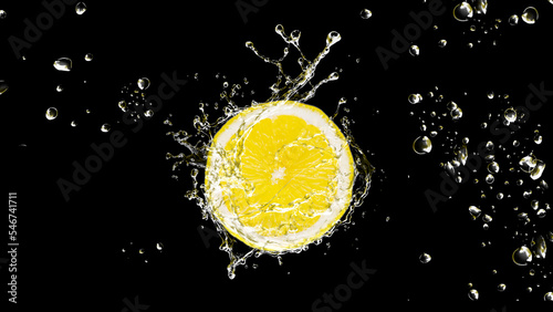 レモンの輪切りと水しぶき