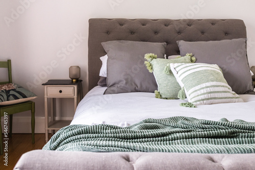  bedroom with queen bed