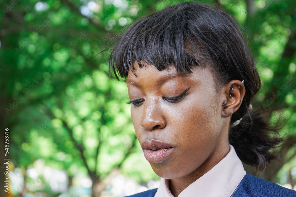 リアクションをする黒人女性