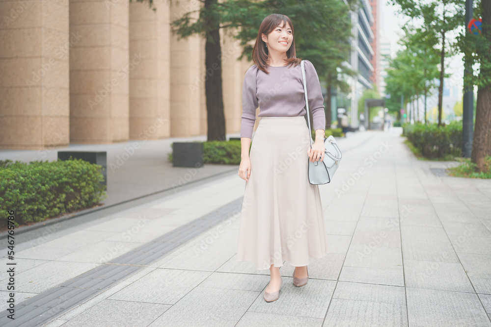 Naklejka premium 街を歩く女性