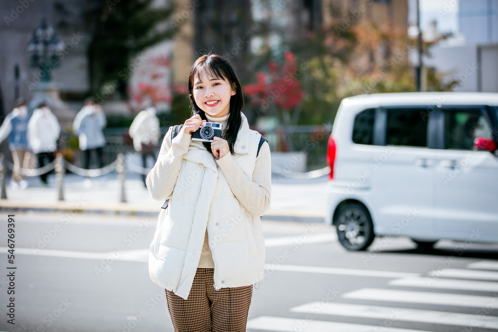 Fototapeta premium カメラを持った笑顔の女性 camera