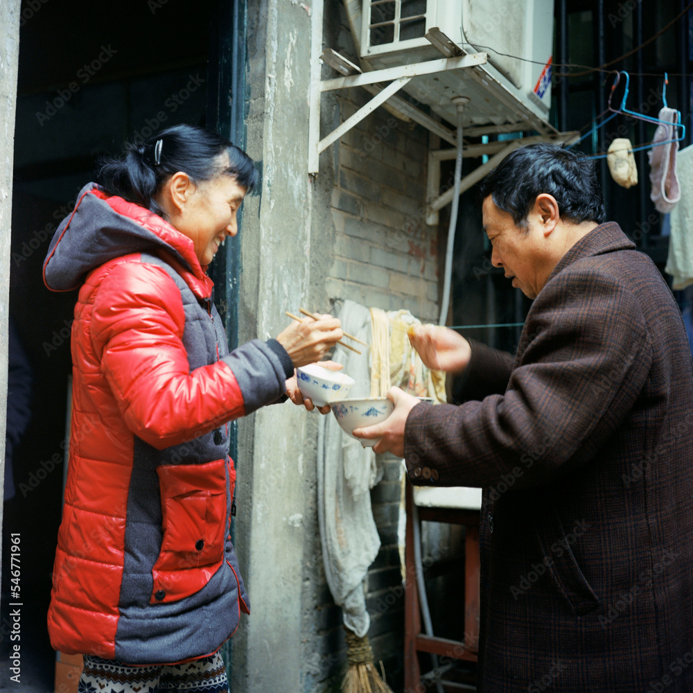 The couple are eating noodles The couple are eating noodles