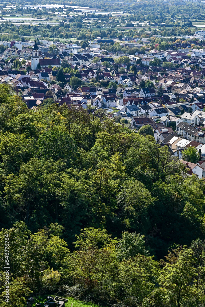 Panorama-Aussicht von der Burgruine Schauenburg nach Mannheim, Heidelberg und Ludwigshafen am Rhein, bei blauem Himmel im Sommer, Baden-Württemberg