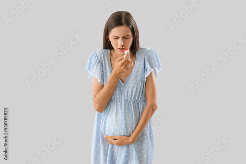 Young pregnant woman with n...